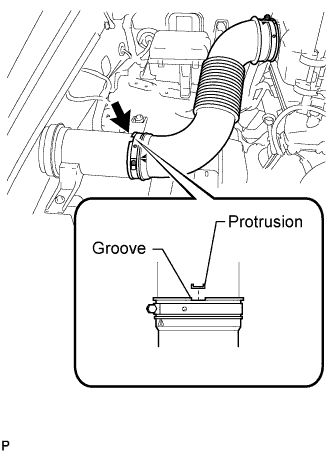 1GR-FE Клапанный зазор - Регулировка.  Совместите выступ фильтра предварительной очистки с канавкой шланга воздушного фильтра № 2, как показано на рисунке.