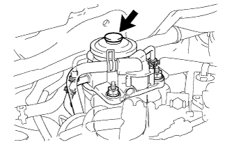 Топливная форсунка 2AD-FHV.  С помощью ручного насоса, указанного на рисунке стрелками, прокачайте топливную систему.  Продолжайте сцеживание до тех пор, пока сцеживание не станет затруднительным.