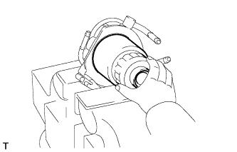 Fuel filter 2AD-FHV. Check and clean the installation surface of the fuel filter.