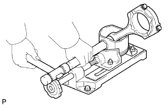 2ad-fhv Блок двигателя.  Используя латунный стержень и молоток с пластиковым бойком, слегка выбейте поршневой палец и снимите шатун.