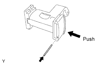 1GR-FE Клапанный зазор - Регулировка.  Вдавливая натяжитель, вставьте штифт диаметром 1,0 мм (0,0394 дюйма) в отверстие, чтобы зафиксировать натяжитель на месте.