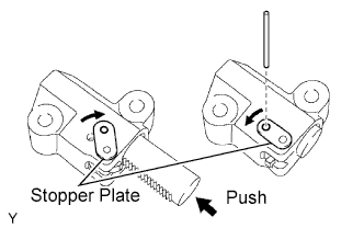 1GR-FE Клапанный зазор - Регулировка.  Поворачивая стопорную пластину натяжителя по часовой стрелке, нажмите на поршень натяжителя, как показано на рисунке.
